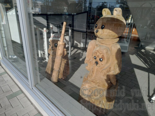 佐野駅の木彫りの熊