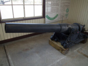 クルップ砲は日清戦争の頃のもので、120mmあります。火砲のご先祖ですね。 この時代のはよくわからないのですが、後にクルップ社は世界最大の80cmグスタフ砲を作ることになります。 https://ja.m.wikipedia.org/wiki/80cm列車砲