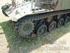 60式自走106mm無反動砲の履帯周辺。年代物ゆえ、大戦中の戦車の面影が残っていますね。