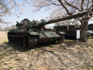 74式戦車は2.5世代。90式が出てもなお日本の主力戦車はこれでした。