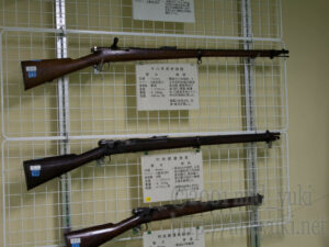 村田銃はゴールデンカムイで有名になったのかな？熊嵐？どっちでもいいやw 日本陸軍の初代正式小銃です。 二十二年式になるまでは単発で弾を込めてました。